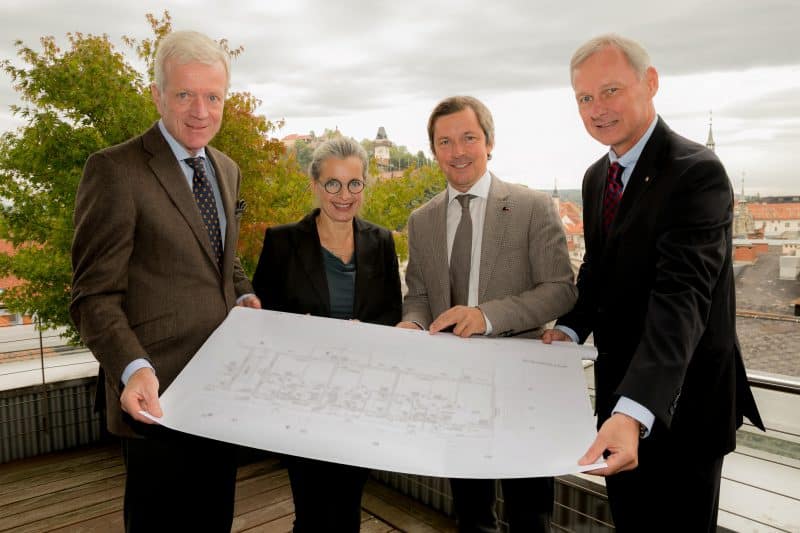 Bildtext v.l.: Dr. Gerhard Fabisch, Vorstandsvorsitzender Steiermärkische Sparkasse, Architektin DI Veronika Hofrichter-Ritter, Hofrichter-Ritter Architekten ZT GmbH, Roland Jagersbacher, Geschäftsführer s REAL Steiermark, René Vertnik, wohn² Center Steiermärkische Sparkasse Fotocredit: Margit Kundigraber